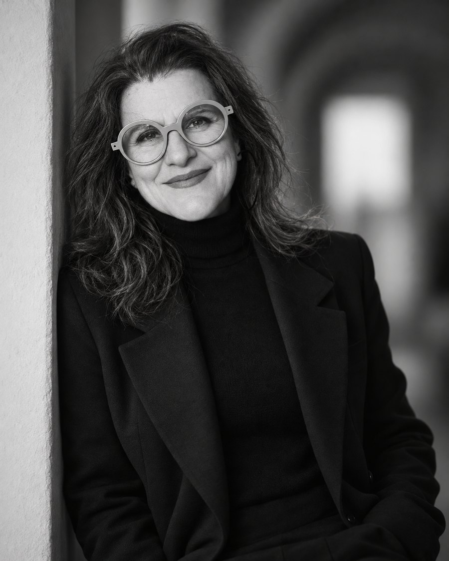 Retrato en blanco y negro de María Gabriela Bermúdez Punceles, con gafas redondas, sonriendo